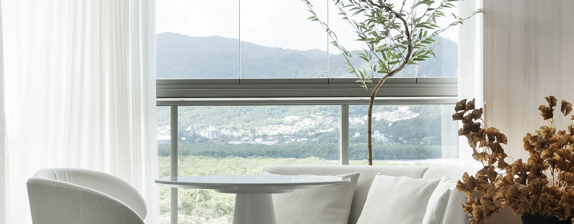 Imagem do projeto Apartamento contemporâneo em Florianópolis: refúgio minimalista com vista para a Baía do Cacupé